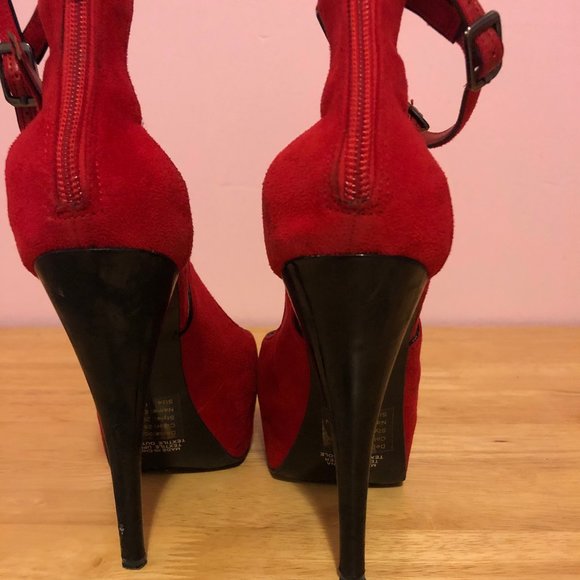 Bakers Strappy red suede w black heel zip closure - Picture 2 of 4